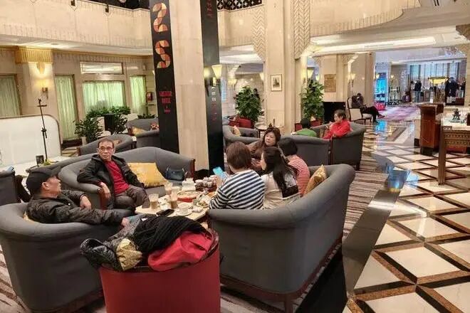 酒店业打响“爸妈争夺战”：11家企业营收320亿，