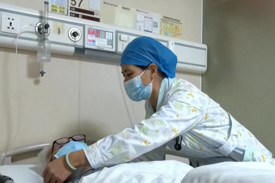 老人住院，医院“谢绝”家属陪护？